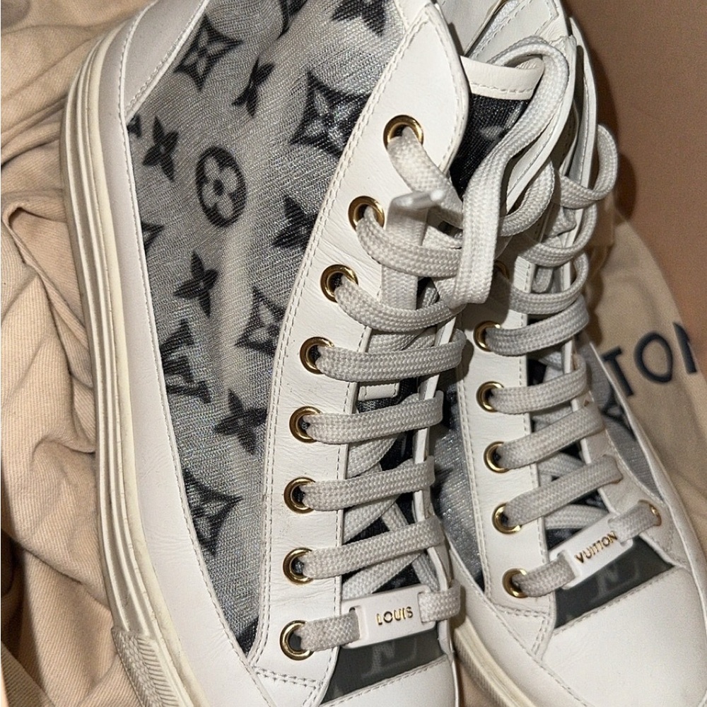 Louis Vuitton high top sneakers goes with everything Runs true to size size 37